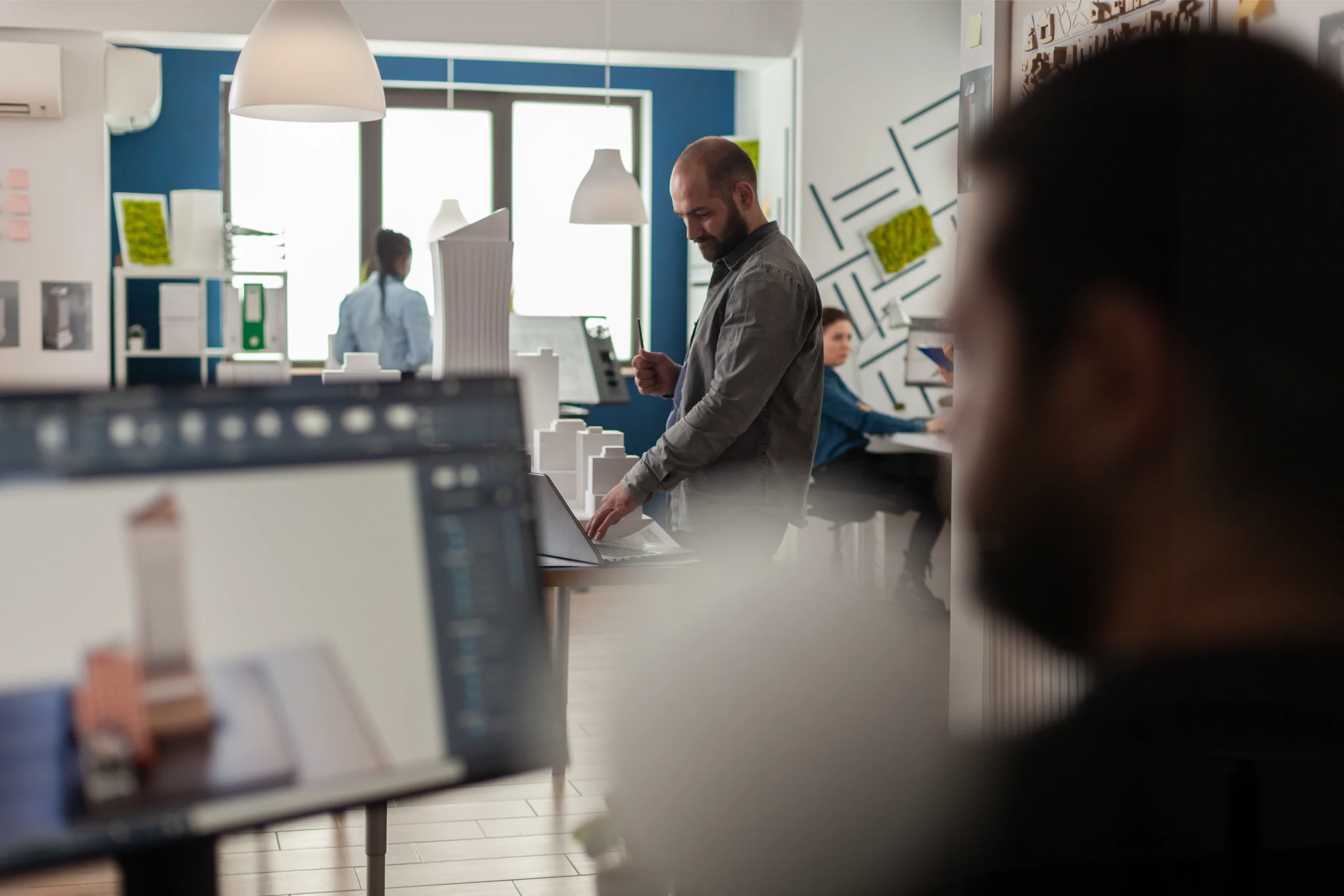Ingénieur en structure préparant un rapport d’expertise scellé pour un bâtiment