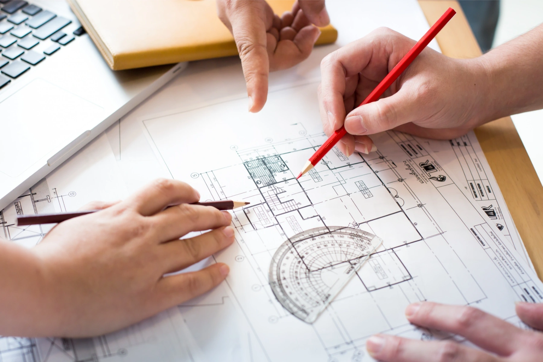Ingénieurs en structure étudiant les plans d’un projet de construction