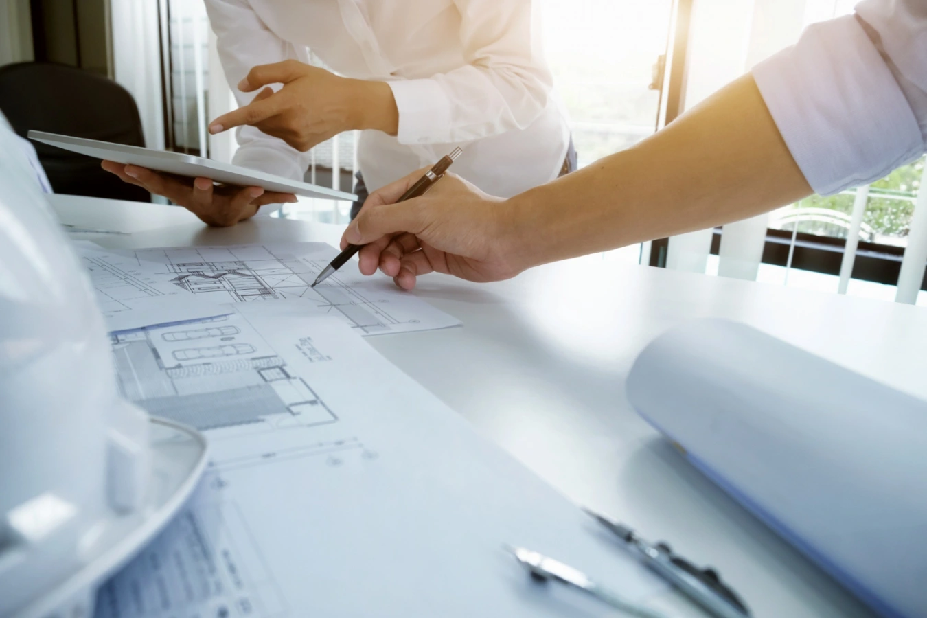 Témoin expert en construction analysant un dossier technique à Montréal pour une expertise légale