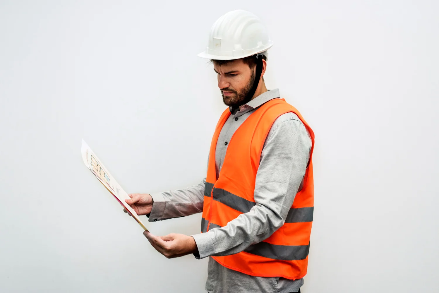 Ingénieur préparant un plan de stabilisation de fondation