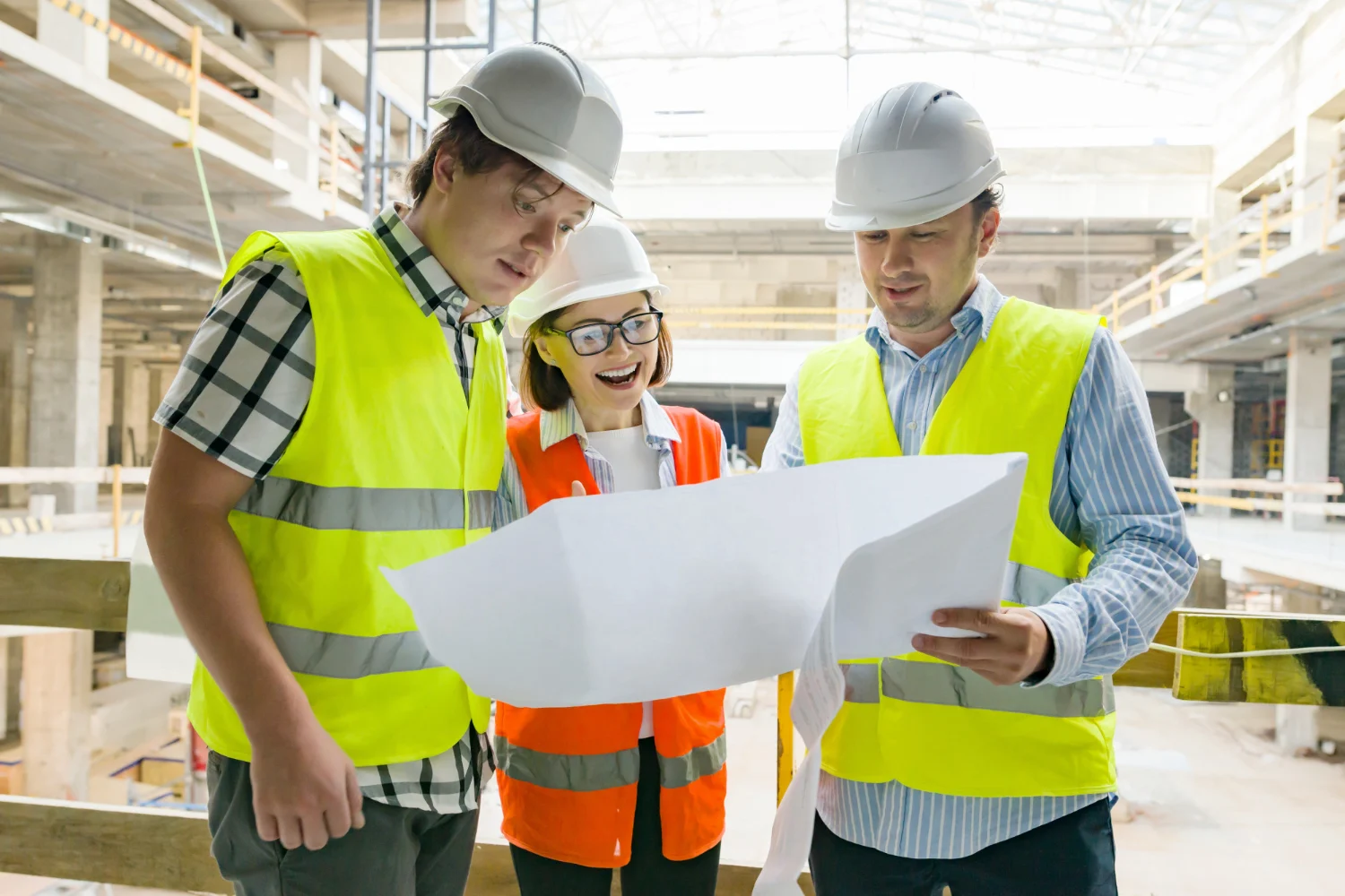 Ingénieur structure commerciale étudiant les plans d’un bâtiment